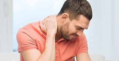 dor no pescozo dun home con osteocondrose cervical