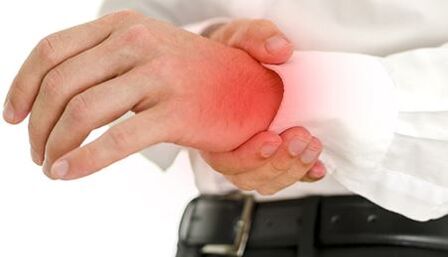 dor na articulación do pulso con artrite e artrose