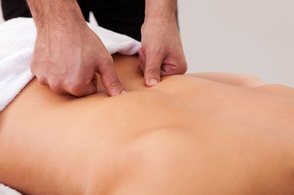 As sesións de masaxe axudarán se che doe as costas na rexión lumbar