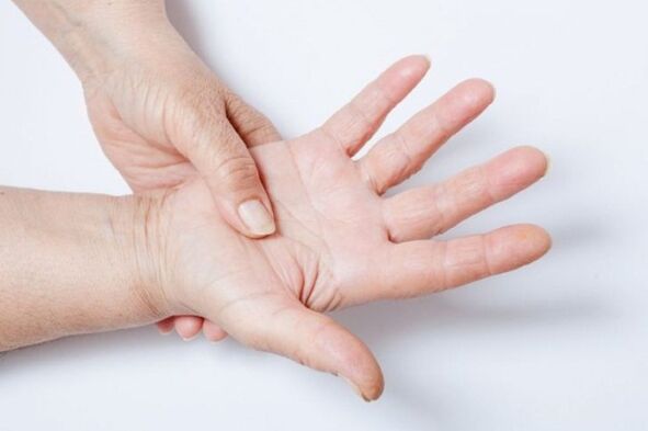 O entumecimiento das mans é un dos síntomas da osteocondrose lumbar