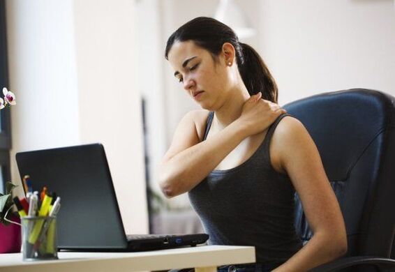 o traballo sedentario provoca dor entre os omóplatos